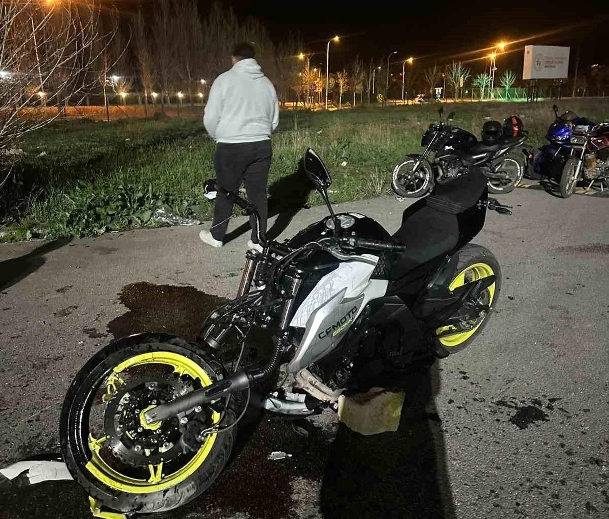 Akrobatik Hareketler Yapan Motorcular Çarpıştı: 2 Yaralı