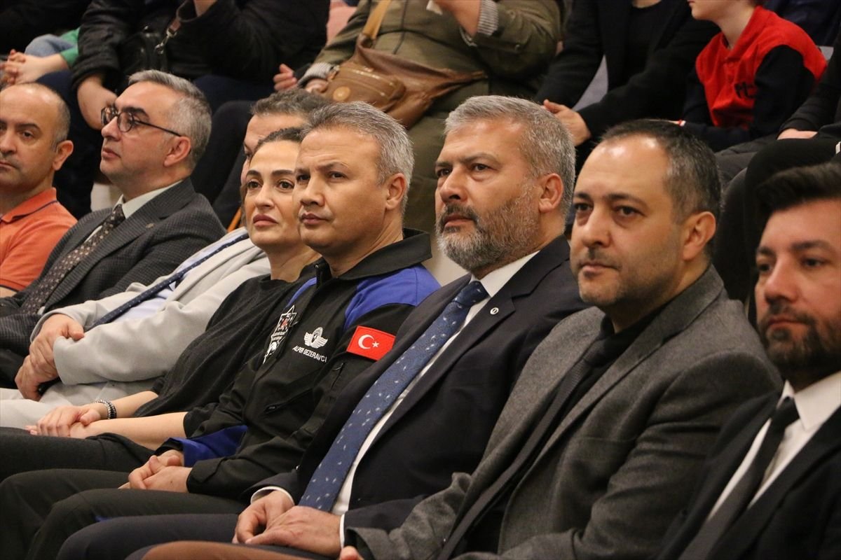 Türkiye’nin İlk Astronotu Alper Gezeravcı, Eskişehir’de Öğrencilerle Buluştu