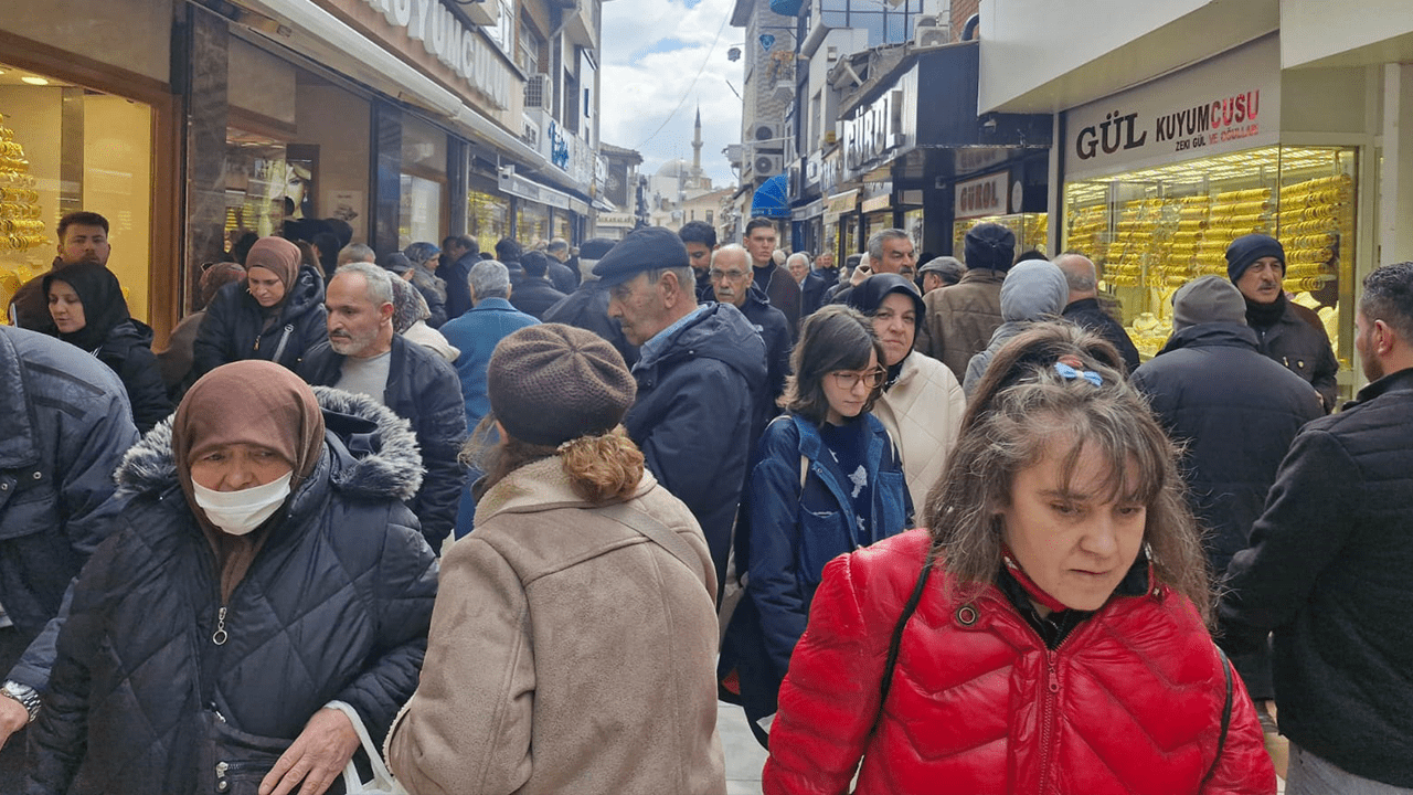 Eskişehir’de Altın Fiyatları Düştü: Kuyumcularda Yoğunluk ve Stok Krizi